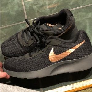 Nike Tanjun - Black/Rose Gold✨🖤Women’s 8.5